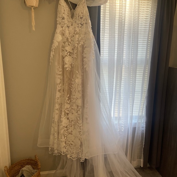 Brand new wedding dress - Picture 7 of 12